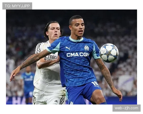 欧冠比赛用球被踢上看台，皇家马德里小将主动为小球迷送上新球