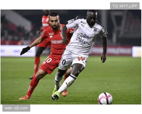 特写:大雨中,斯特拉斯堡小将完成法甲处子球后滑跪庆祝 特写:大雨中,斯特拉斯堡小将完成法甲处子球后滑跪庆祝